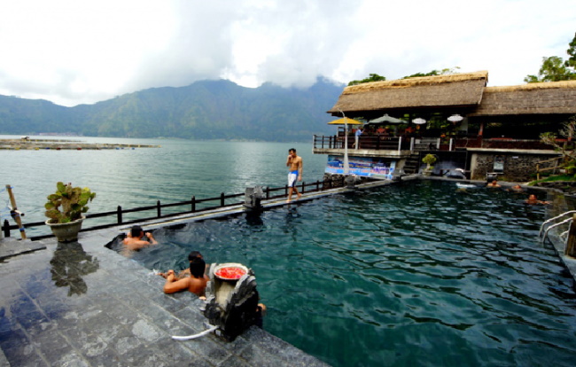 Staying on the edge of Lake Batur